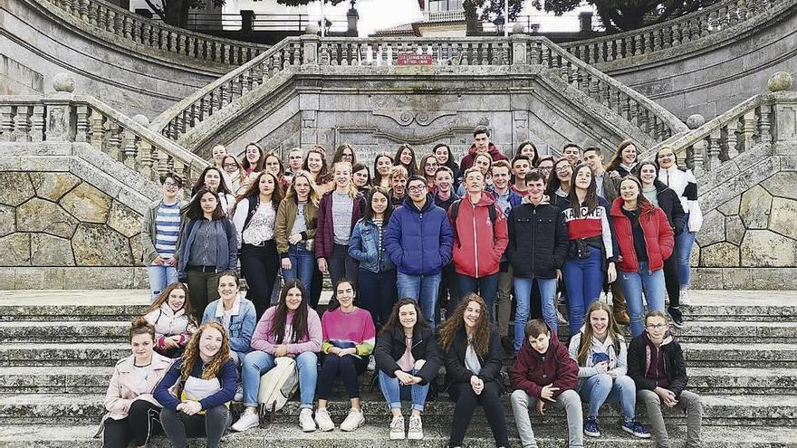 Los estudiantes de intercambio en su visita a la Escuela Naval. // S.A.