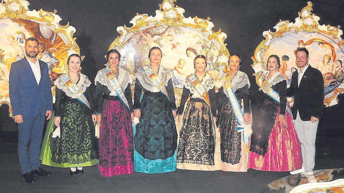 La reina y damas, alcalde y edil de Cultura, en la magnífica exposición de Alcora la Ilustre Cerámica.