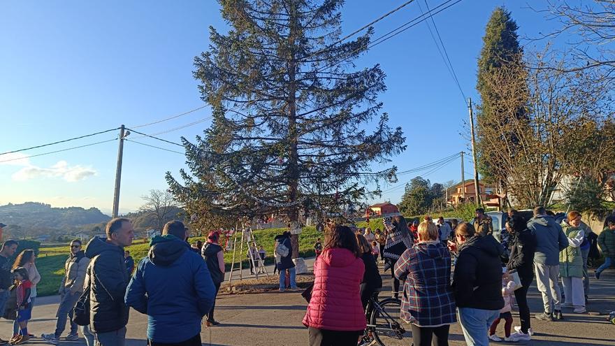 Así fue el encuentro vecinal en torno a la decoración del árbol de Aramil