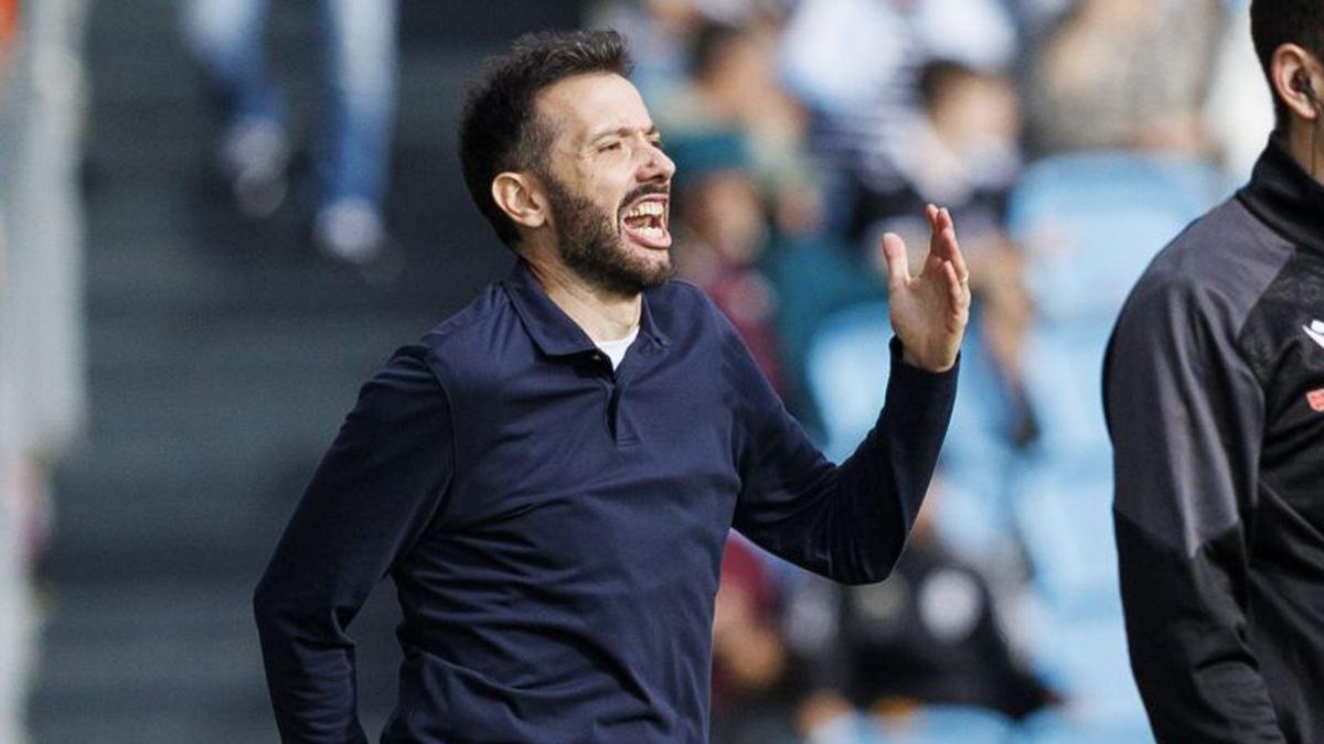 Corberán, gritando en la banda