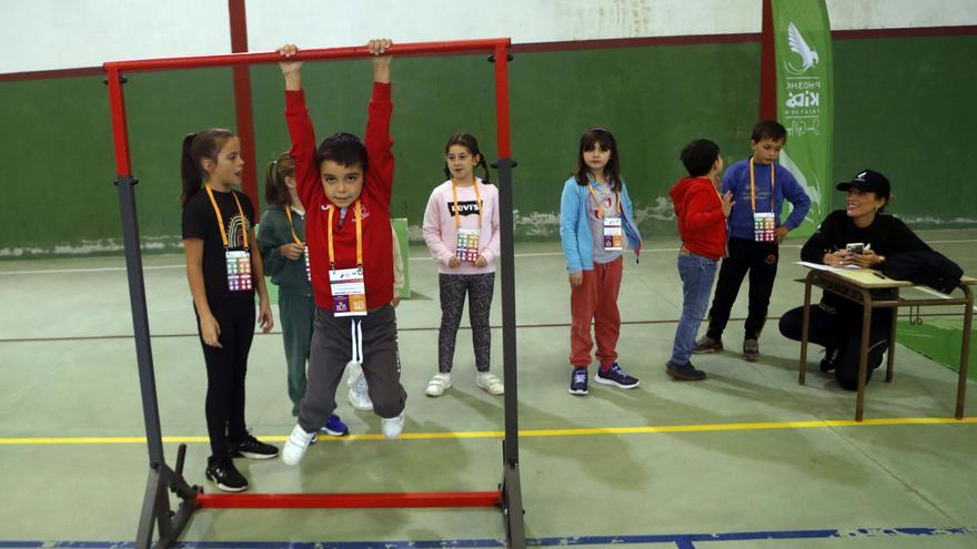 Gómez Noya une sus pasos al colegio de Tremoedo para fomentar la práctica deportiva