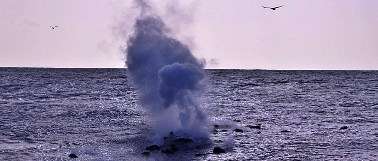 El volcán Tagoro haciendo su aparición en octubre de 2011 a 5 kilómetros de la costa