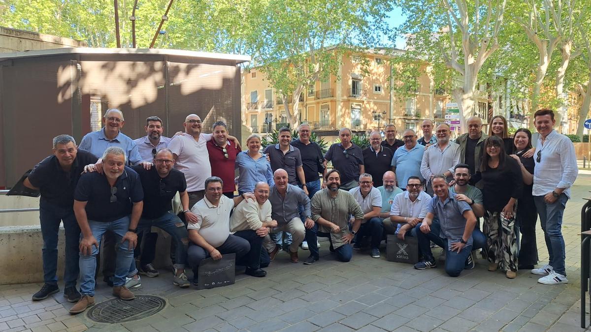 Javier Gª Paños y representantes falleros en el encuentro celebrado en Xàtiva.
