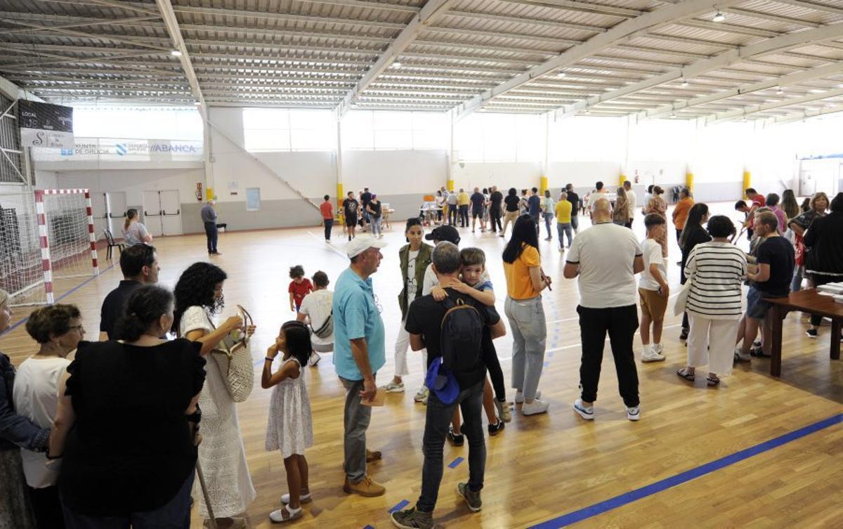 Colas en votaciones en el pabellón municipal de Silleda.