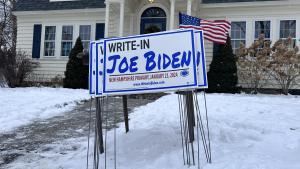 Campaña para pedir a los participantes en la primarias demócratas de Nuevo Hampshire que escriban el nombre de Joe Biden en las papeletas.
