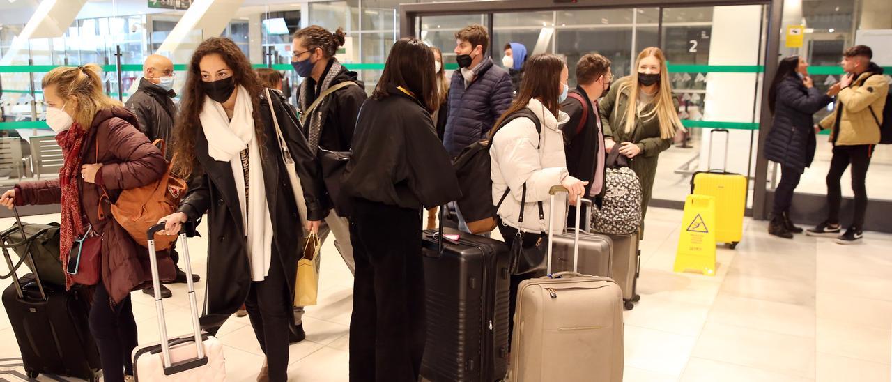 Llegada a Vigo de pasajeros procedentes de Madrid en tren