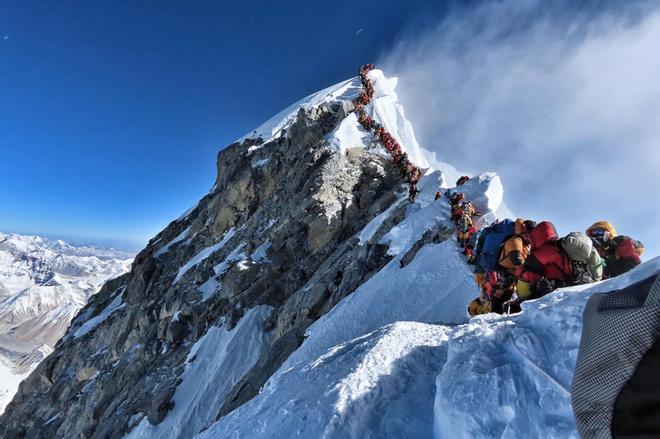 Esta foto tomada el 22 de mayo de 2019 y publicada por el Proyecto @nimsdai Posible muestra el intenso tráfico de montañistas que se alinean para pararse en la cima del Monte Everest.