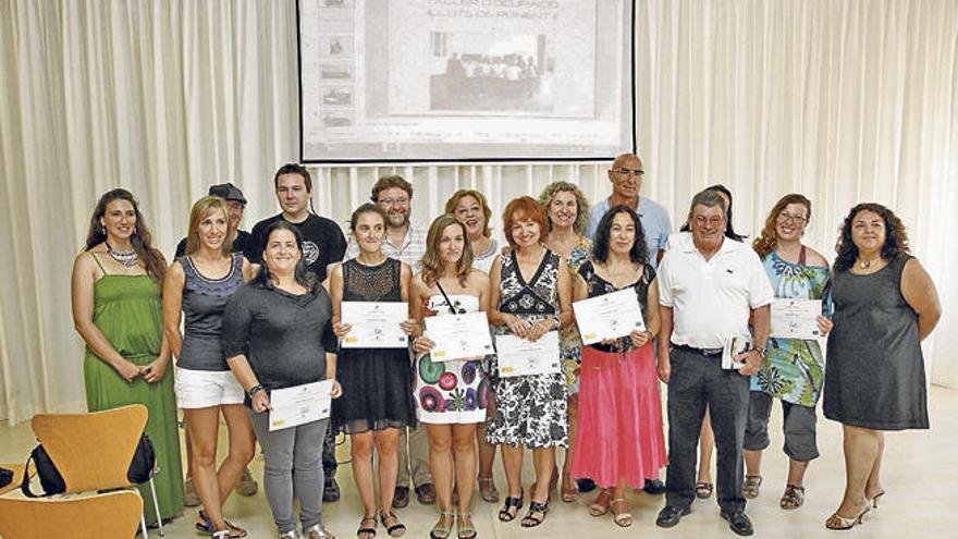 Alumnos, profesores y autoridades en la foto de grupo, tras la entrega de diplomas.