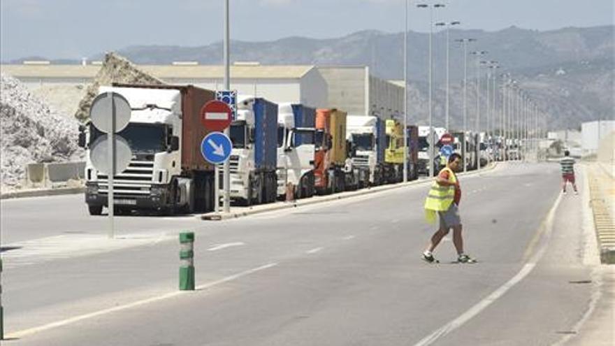 Largas colas de camiones en el puerto por el segundo parón de la estiba