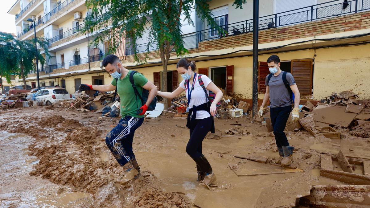 El lodo seguía muy presente esta mañana en Parque Alcosa, en Alfafar.