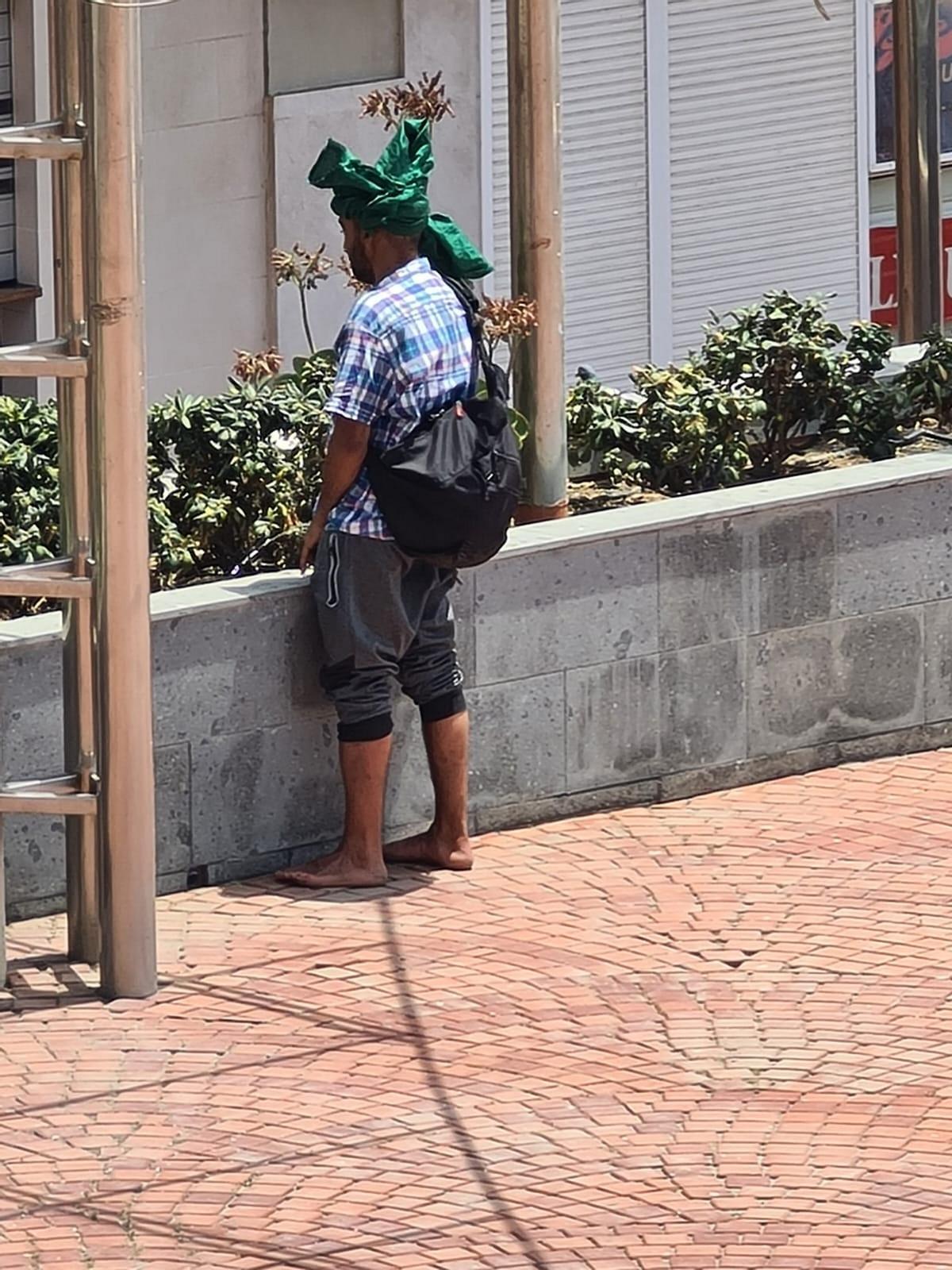 Imagen de uno de los hombres que frecuentemente orinan en los parterres de la plaza Saulo Torón.