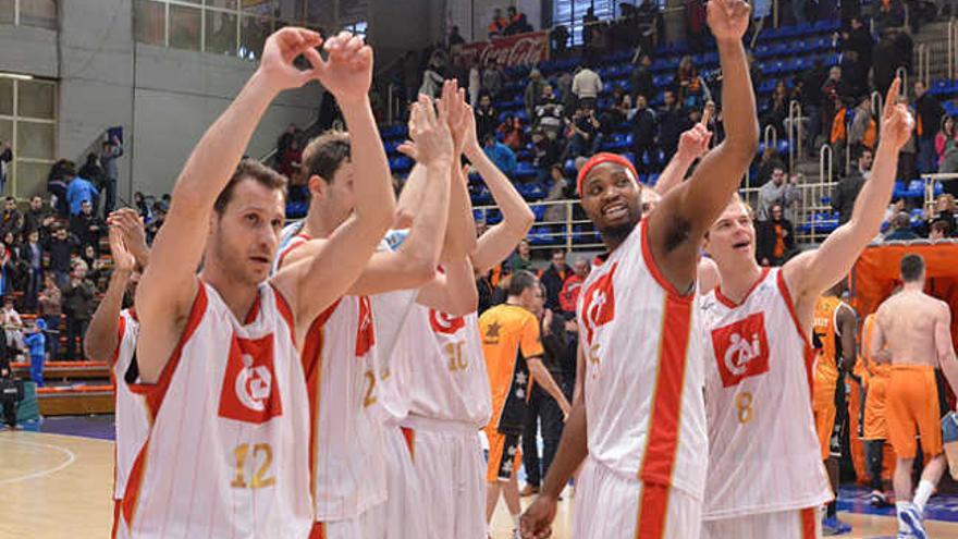 Los jugadores del CAI celebran su último triunfo, frente al Fuenlabrada. | acb-photo