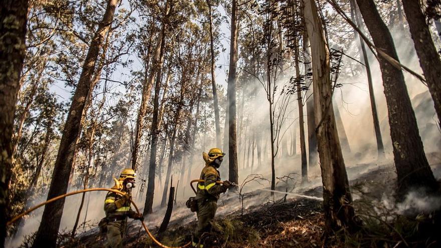 Labores de extinción en el incendio de Porto do Son. // EFE