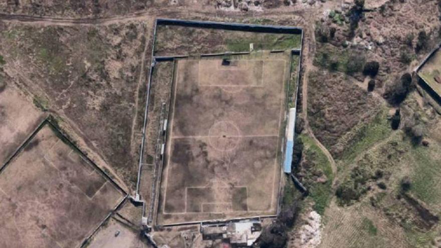 Un campo de fútbol de lo más torcido