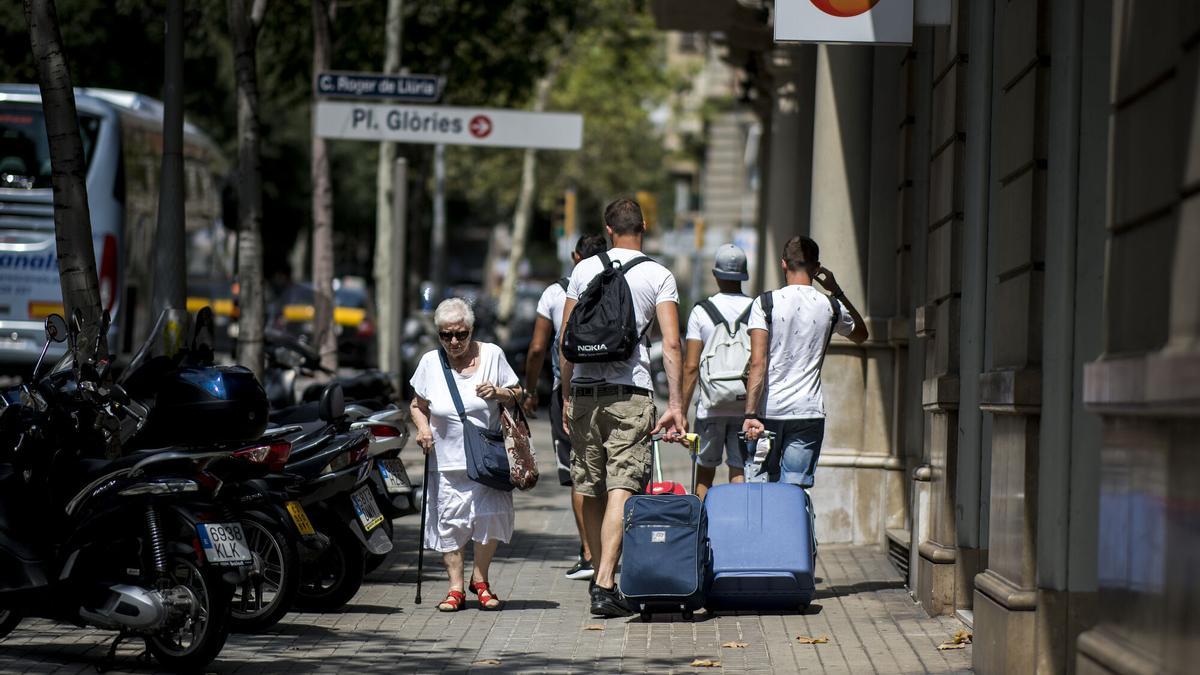 Un grupo de turistas, en una calle del Eixample.