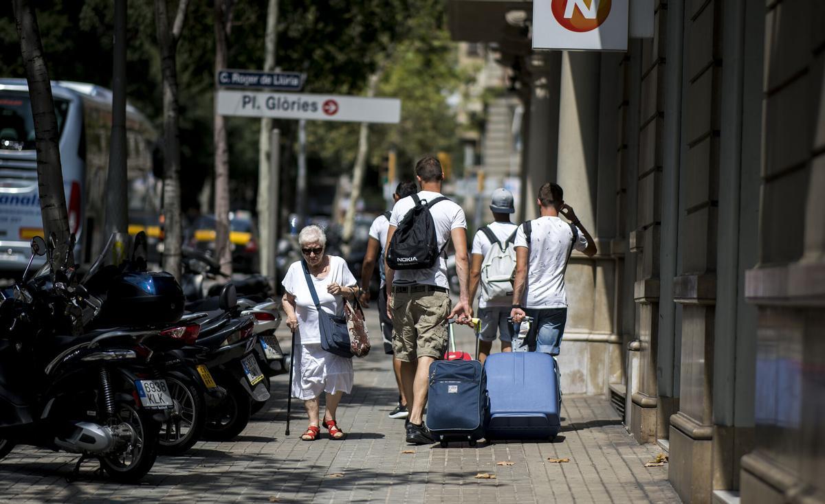 Barcelona suma 7.597 inspeccions a pisos turístics en cinc anys a l’Eixample i 991 sancions
