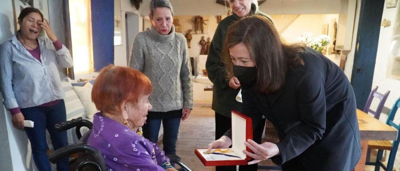 Francina Armengol entrega lel Premio Ramon Llull 2022 a la artista en su casa.