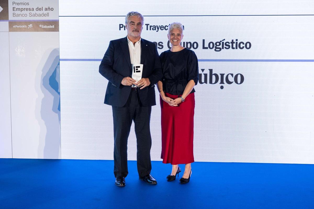 Fernando Carreras, consejero delegado de Carreras Grupo Logístico, ha recibido el premio de manos de Beatriz Urgel, Sales Director de Úbico.