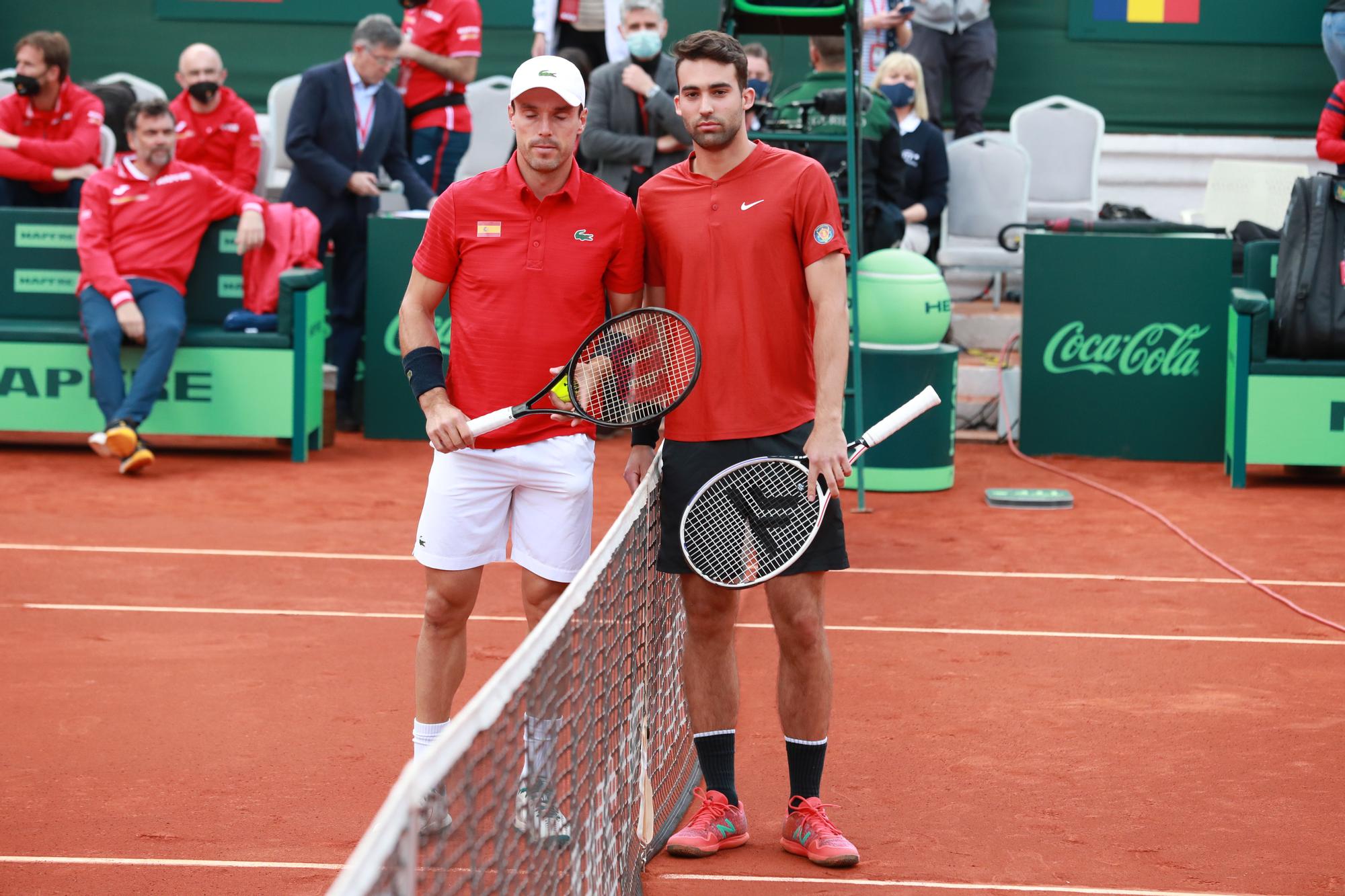 Tras los dos primeros partidos del viernes, victoria de España por dos a cero, gracias a los triunfos de Roberto Bautista  y Carlos Alcaraz.