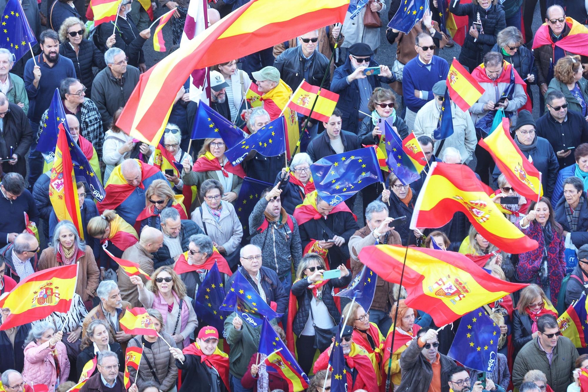 Decenas de personas durante una manifestación contra la amnistía, en Cibeles, a 18 de noviembre de 2023, en Madrid (España).