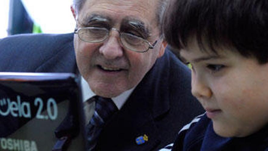 José Luis Iglesias Riopedre con niños del Colegio La Gesta de Oviedo.