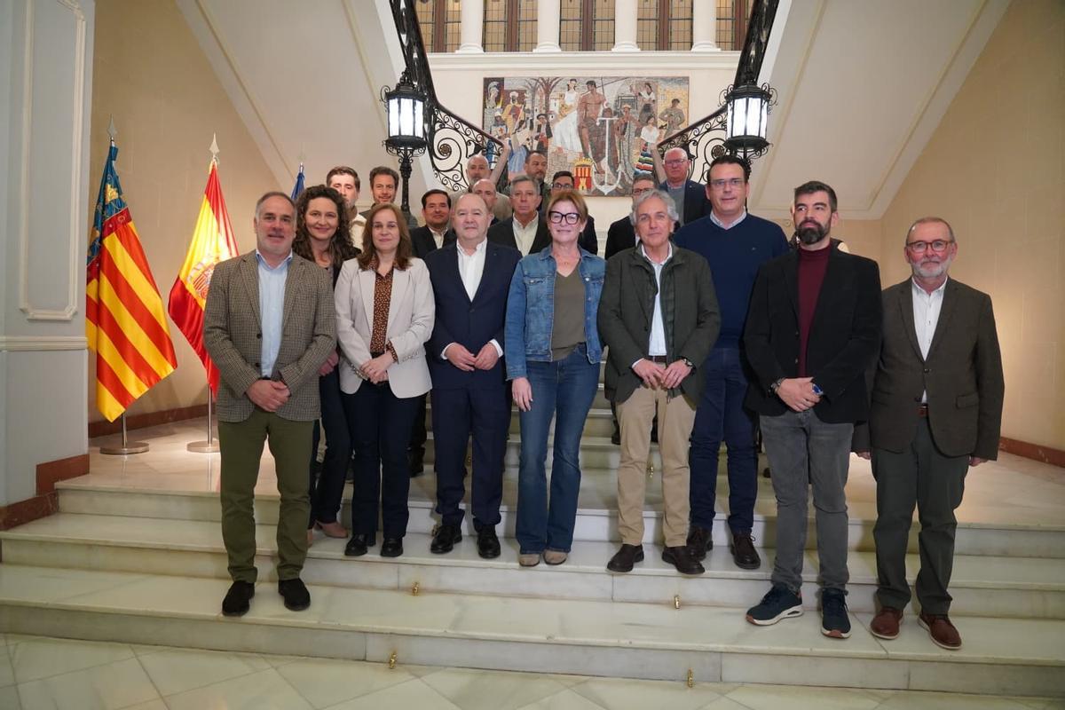 Asistentes a la presentación del proyecto, con el comisionado para la Recuperación, la diputada Serna y los alcaldes