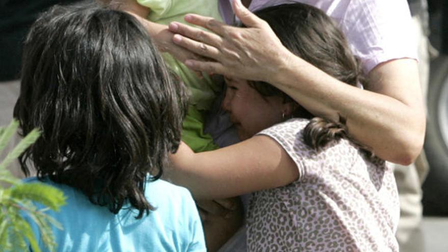 Unos niños afectados por la muerte de un familiar cercano.