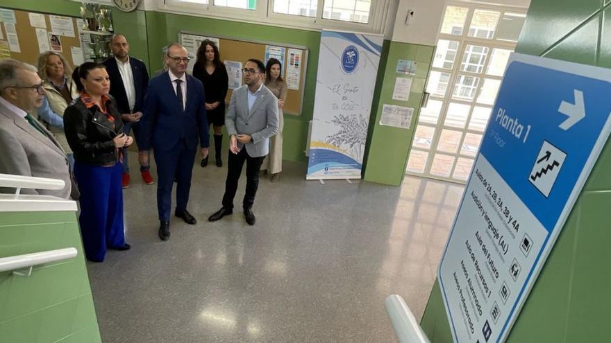 Víctor Marín, Joaquín Barberá 
y Catalina Herrero visitan el CEIP
Sixto López, uno de los 46 
centros que aplican el manual. carm