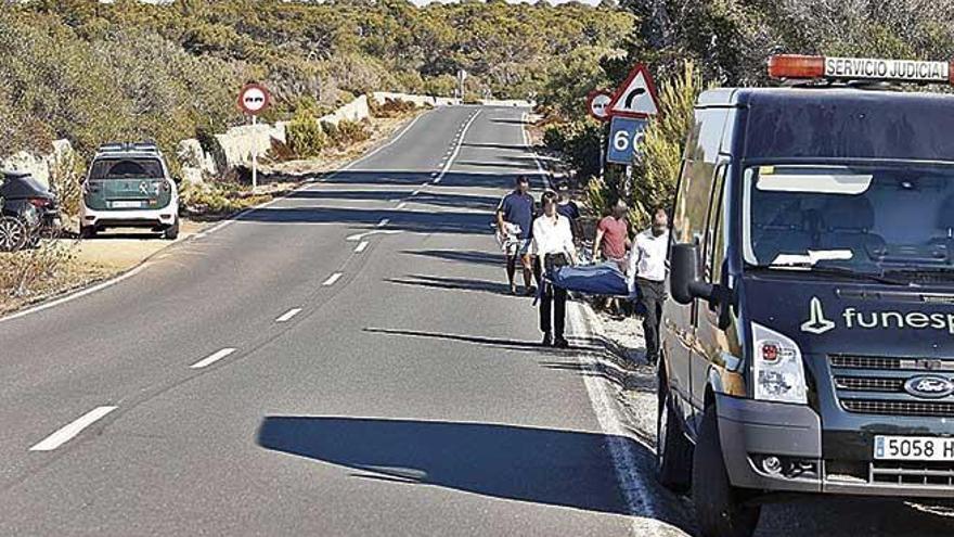 Empleados de la funeraria trasladan el cadáver hallado el domingo junto a la carretera de Cap Blanc.