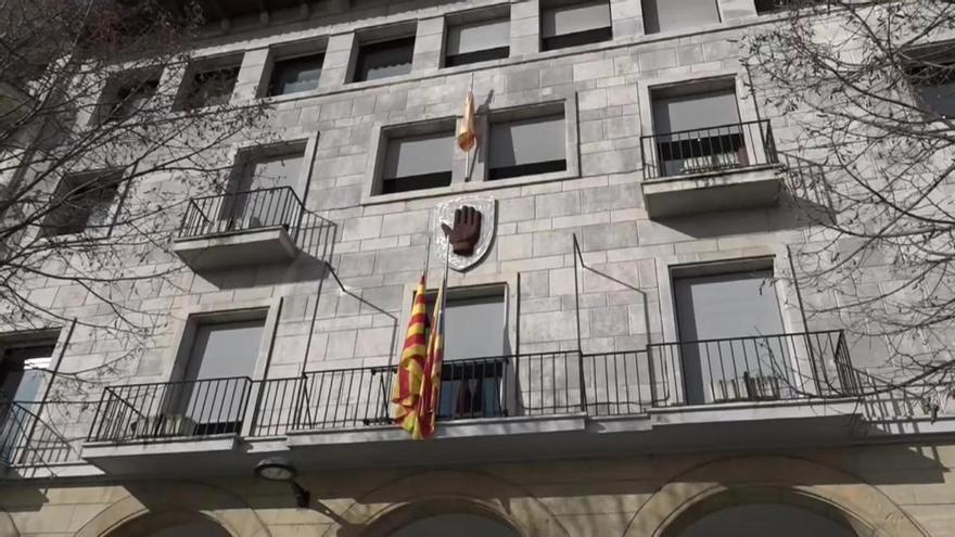 Banderas a media asta en Manlleu por la muerte de los cinco jóvenes en el incendio de un trastero