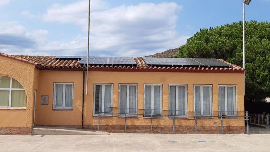 Les plaques fotovoltaiques a l’escola de Pau, a ple rendiment