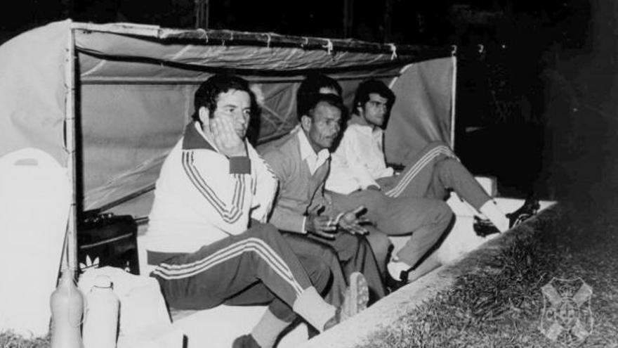 Onésimo Díaz, en primer plano, junto al entrenador Olimpio Romero, en la 1979