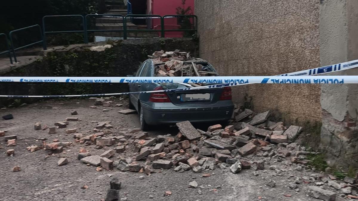 El coche afectado por la caída de cascotes.
