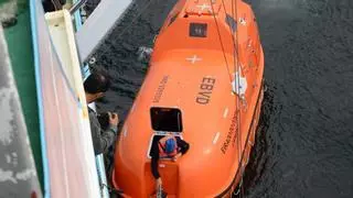 El pesquero de Cangas "Eirado do Costal", primero de la flota gallega en incorporar el modelo de un bote salvavidas cerrado e insumergible para soportar las gélidas aguas de Terranova