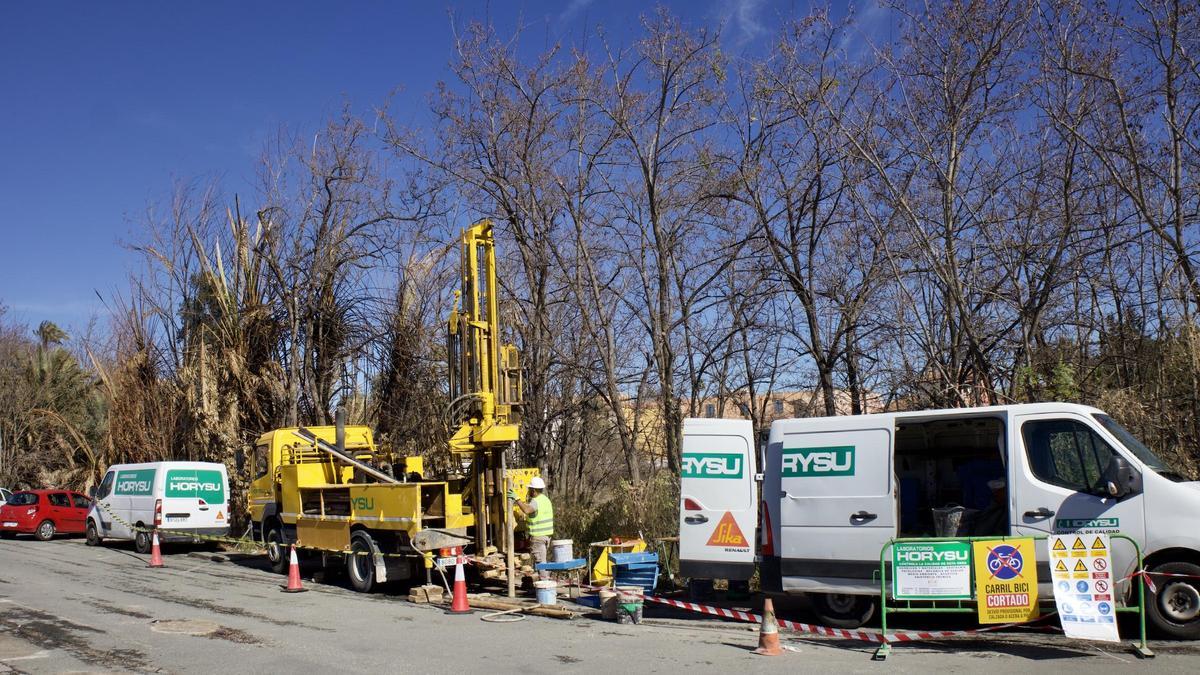 Operarios realizan catas en el disuasorio del Malecón.