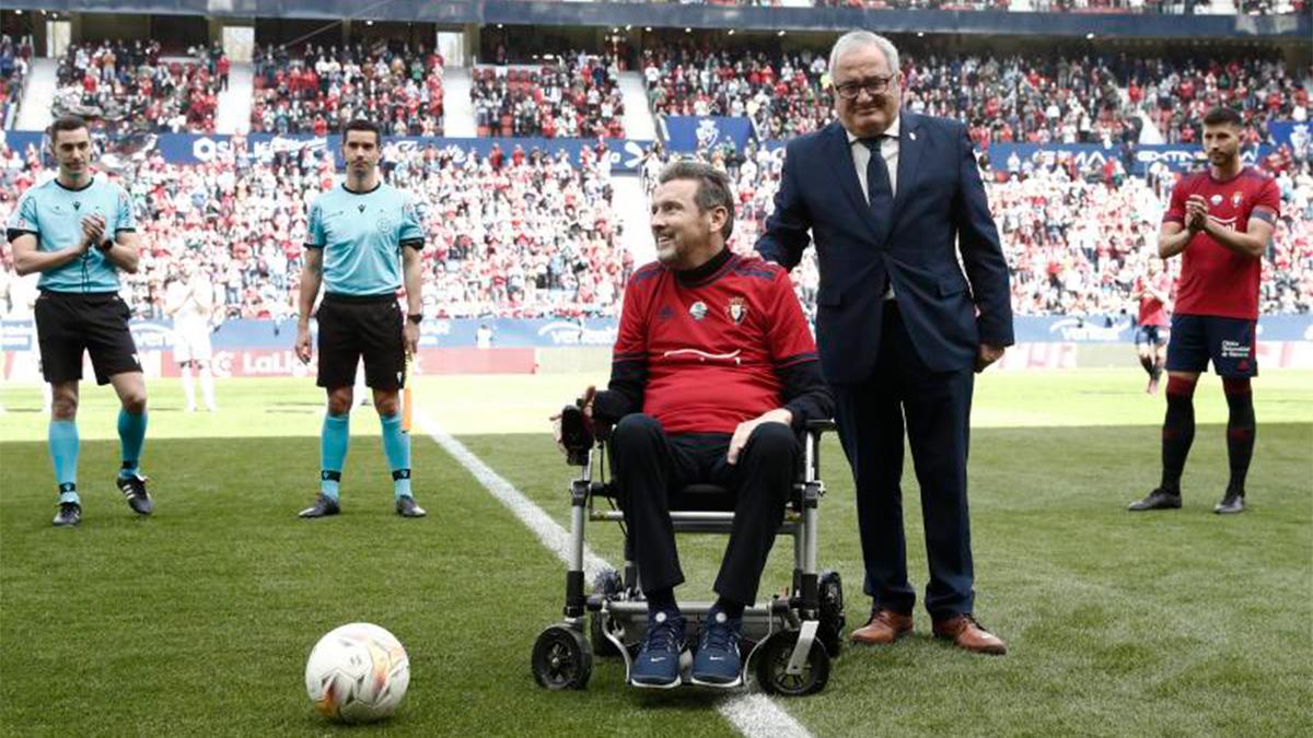 Juan Carlos Unzué, homenajeado antes del Osasuna - Alavés