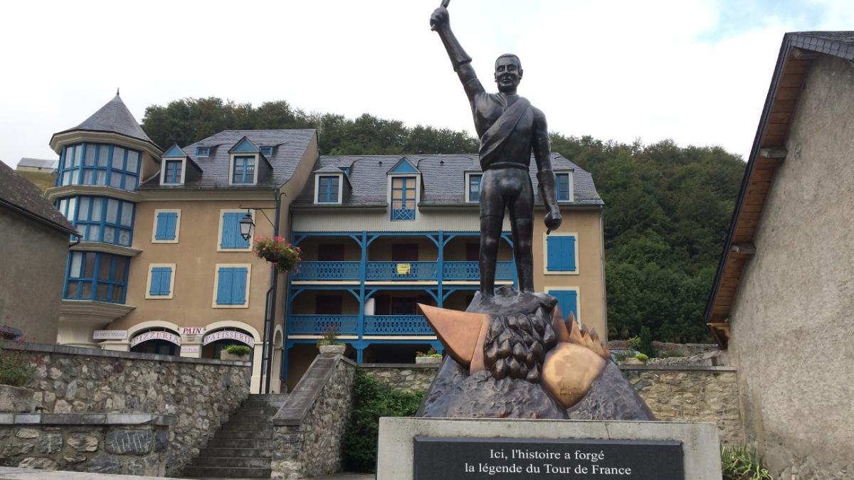 Estatua en honor a Eugene Christophe en Saint Marie de Campan