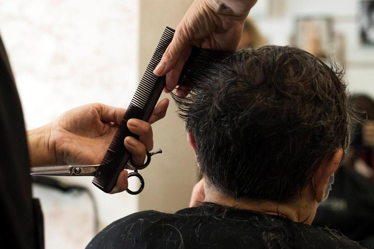 Una peluquera trabaja en su establecimiento en Zaragoza. EFE/Toni Galán/Archivo