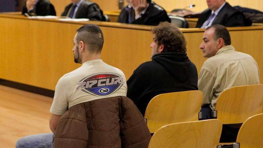 Tres de los acusados, durante el juicio de ayer.