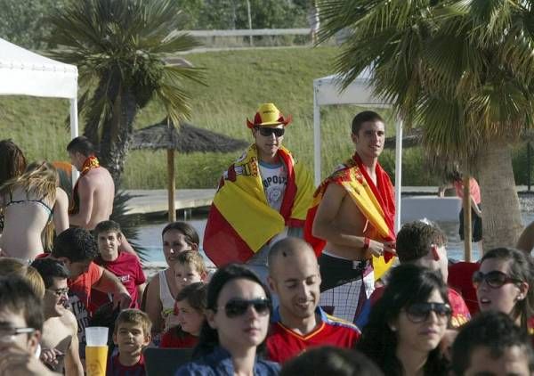 La afición zaragozana apoya a España en su debut en Las Playas