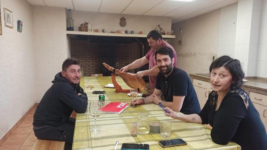 Luis López. El líder del PSOE en A Estrada se levantó ayer temprano. Hizo tareas en casa y se fue a la compra. Tomó café con la candidatura y el vermú a Rubín, que había fiesta. Comió con su novia y sus amigos y,por la tarde, se reunió con apoderados e interventores.