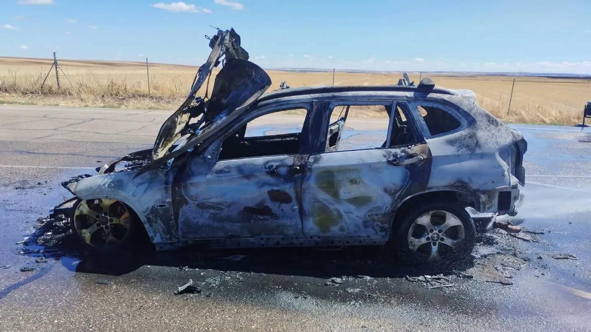 Coche incendiado.