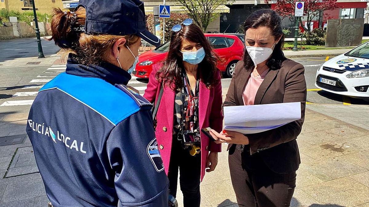 La concejala con las funcionarias que inspeccionan las terrazas en el Concello de Marín.   | // FDV