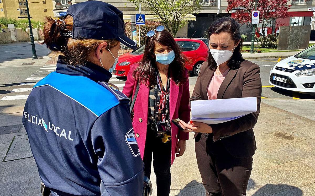 La concejala con las funcionarias que inspeccionan las terrazas en el Concello de Marín.   | // FDV