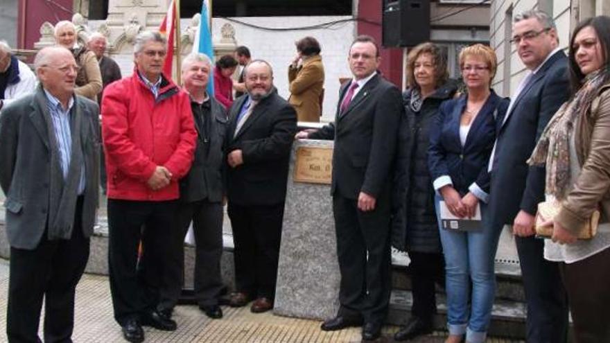 Representantes de Neria y del Concello de Malpica, ayer, en la presentación del recorrido. / m. c. s.