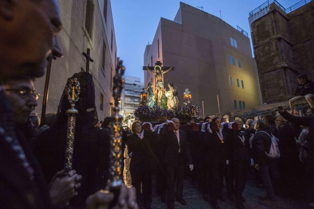 El numeroso cortejo de damas de mantilla caracteriza a esta hermandad