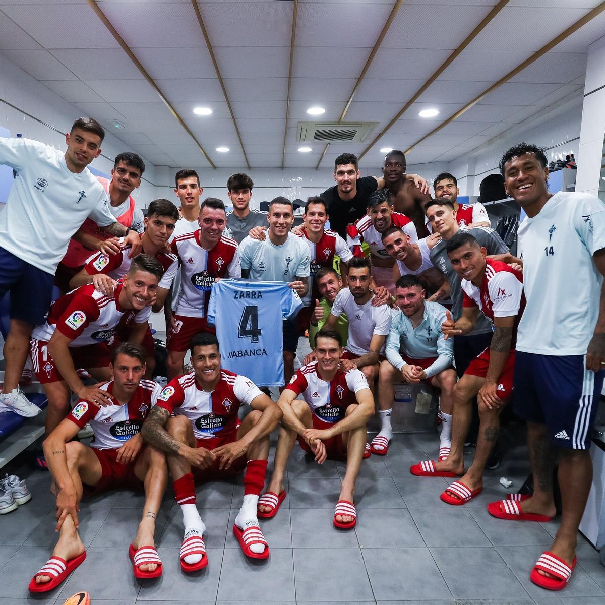 Aspas muestra una camiseta que conmemora su cuarto Zarra con sus compañeros en el vestuario de Mestalla.