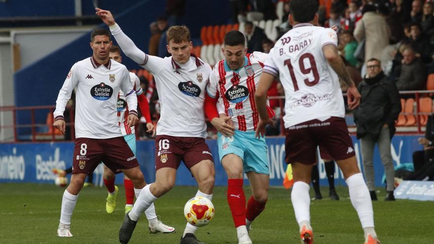 Una jugada del partido de ayer en el Anxo Carro