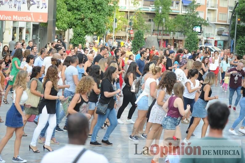 Los bailes latinos salen a la calle en Murcia