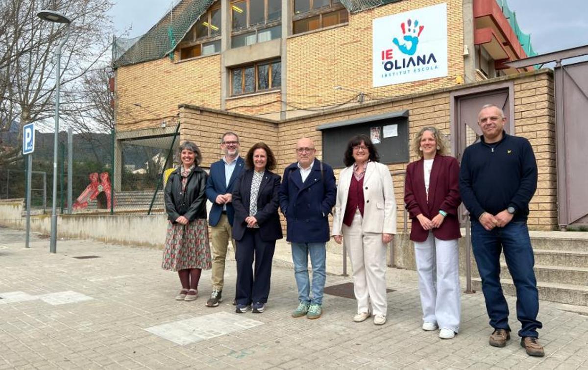 La delegada del Govern a l'Alt Pirineu i Aran, Sílvia Romero, amb diverses autoritats a l'exterior de l'Institut Escola d'Oliana, que impartirà nous estudis en Transport i Logística